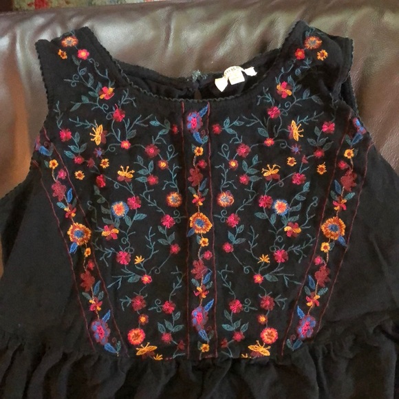 Gentle used tank with beautiful flower design. - Picture 2 of 4